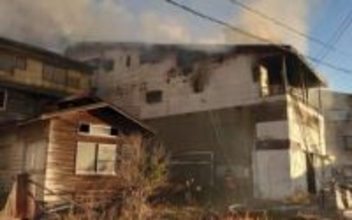 【消火活動中】4階建て住宅で火事　消防車両9台で消火活動中（午後3時現在）