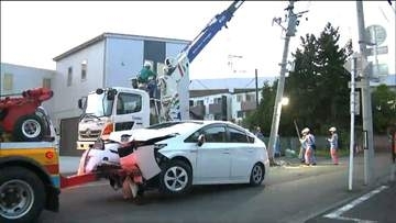 一方通行の市道で乗用車が電柱にぶつかり女性が意識不明　仙台