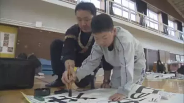 戸田市の小学校　書道家から書き初め学ぶ／埼玉県