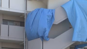 マンション踊り場で高齢女性死亡　４４歳男逮捕／埼玉県