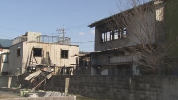 住宅５棟燃える　焼け跡から１人の遺体／埼玉県白岡市