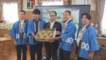 神川町長　特産品の梨をＰＲ／埼玉県