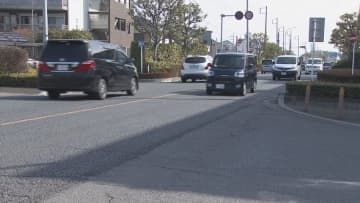 ７７歳男性歩行者　バイクと乗用車に衝突し死亡／埼玉県