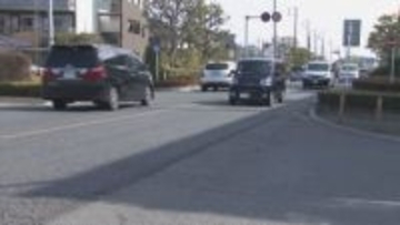 ７７歳男性歩行者　バイクと乗用車に衝突し死亡／埼玉県