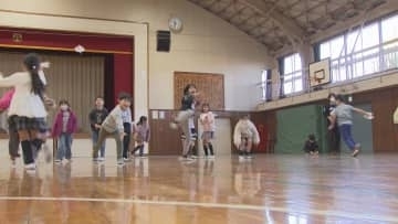 小学校で授業　児童が紙飛行機作りに挑戦／埼玉県