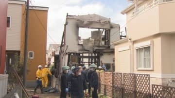 狭山市　住宅６棟焼ける　焼け跡から１人の遺体／埼玉県