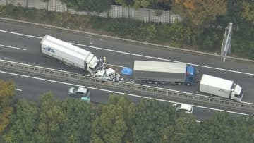 圏央道で事故２人死亡　大型トラック運転の男逮捕／埼玉県