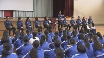 デフリンピック開幕前に　マレーシア代表選手が中学生と交流／埼玉県