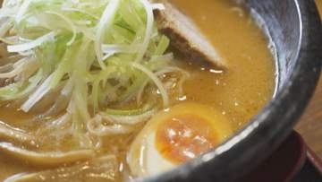 常連が通い続ける理由。12時間仕込む味噌ラーメンに密着【麺場もっけい・久喜市】