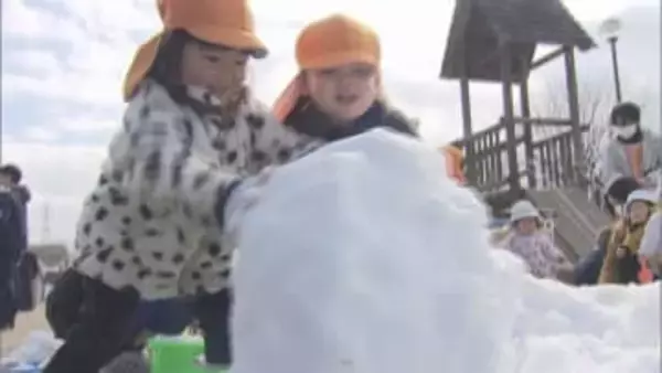 福島県から届いた雪で　園児が雪遊び／埼玉県