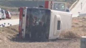 スクールバスが田んぼに転落 男女20人が軽傷／埼玉県