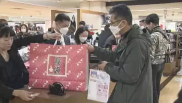 さいたま市　百貨店にぎわう　新春恒例の初売り／埼玉県