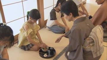 狭山市で小学生が茶道を体験／埼玉県