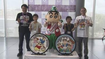 春日部市が披露　「しんちゃん」デザインマンホール／埼玉県