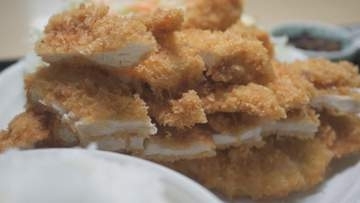 デカすぎるチキンカツ！地元で愛される町食堂の人気メニュー