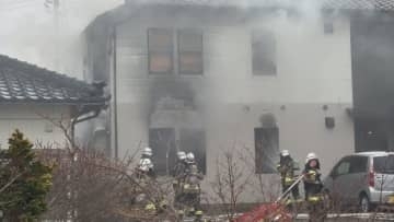 「1階から火が」朝のアパートで火事 焼け跡から遺体 火元の30代女性か《新潟》