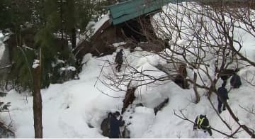 【速報】雪で倒壊した住宅のがれきの中から身元不明の男性見つかる　その後死亡を確認　“出勤してこない”と同僚が訪ね倒壊を発見《新潟》