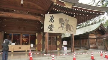新年の準備　護国神社に“午（うま）”の大絵馬 《新潟》