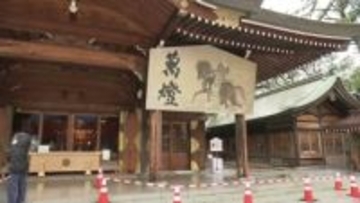 新年の準備　護国神社に“午（うま）”の大絵馬 《新潟》