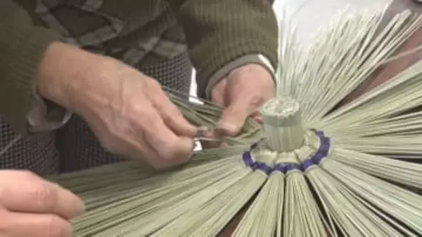 生産者の育成へ「おけさ笠」作り講習会