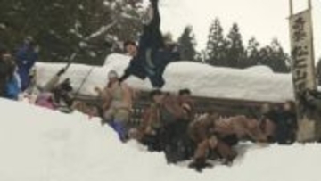 【小正月の奇祭】手荒い祝福　雪の中へ“むこ投げ”《新潟》