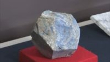 国内で初めて発見　瑠璃色の宝石「ラピスラズリ」の展示　糸魚川市ではじまる《新潟》