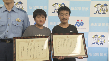 【小学生お手柄】光る連携プレー！仲良しコンビの児童に感謝状　転倒の高齢女性を救助