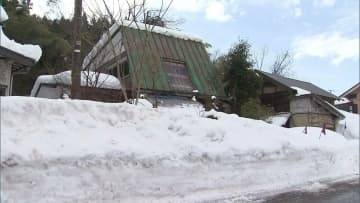 上越市で雪の中から男性遺体　雪下ろし中に転落か屋根にはスコップ《新潟》