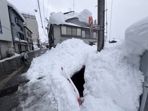 十日町市で流雪溝に男性2人が流される　フタのない水路の上で除雪か　警察と消防が捜索中《新潟》