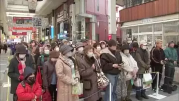 下通で開運福餅配り