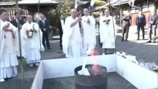 １年間の広告物に感謝『熊本広告供養』　ポスターやチラシに読経上げお炊き上げ【熊本発】