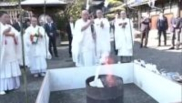 １年間の広告物に感謝『熊本広告供養』　ポスターやチラシに読経上げお炊き上げ【熊本発】