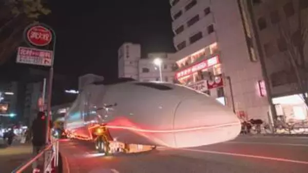 九州新幹線「つばめ」道路を行く…未明の福岡市内を大移動　全長約25メートルの巨大車両は博多駅前へ　“感謝の旅”が無事ゴール