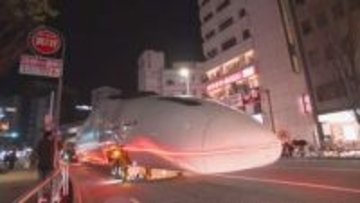 九州新幹線「つばめ」道路を行く…未明の福岡市内を大移動　全長約25メートルの巨大車両は博多駅前へ　“感謝の旅”が無事ゴール