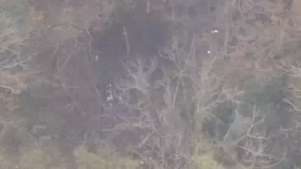 【現場映像】墜落したとみられる小型機　取材ヘリコプターが山中で確認　うっすらと白煙上がる　機体は原形とどめず　福岡・八女市