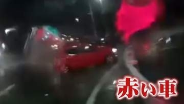 赤信号を無視した“赤い車”が衝突か 被害者の車は前輪パンクし走行不能に ドラレコが捉えた“ひき逃げ”の一部始終　【福岡発】