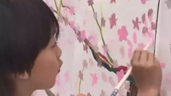 九州新幹線「つばめ」が“桜満開”へ　親子連れなど200人が車体にペイント　JR博多駅前広場で10日にお披露目　福岡市