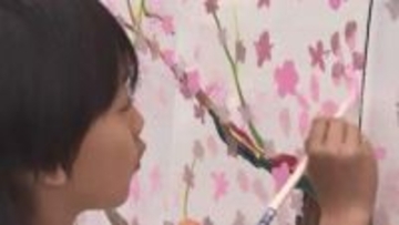九州新幹線「つばめ」が“桜満開”へ　親子連れなど200人が車体にペイント　JR博多駅前広場で10日にお披露目　福岡市