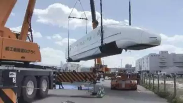 新幹線「つばめ」巨大クレーンで吊り上げ　船旅を終えて9日ぶりに再び陸へ　10年前の熊本地震で脱線し被災　博多駅でお披露目予定　福岡