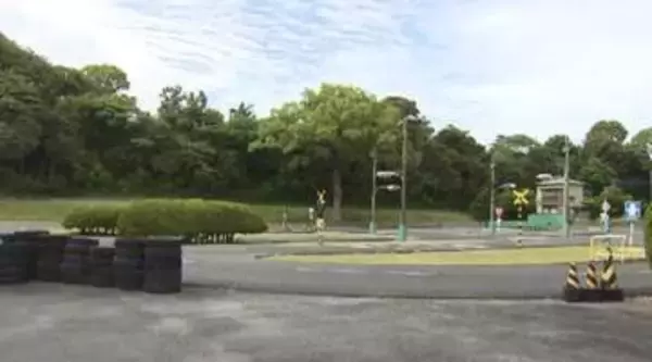自動車学校でオートバイの教習中に事故　コースから外れ壁に衝突　運転の38歳女性が意識不明　福岡