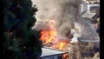 「天ぷらを揚げていた」　木造の長屋を全焼する火事　消防車など8台が駆けつける　福岡・宇美町