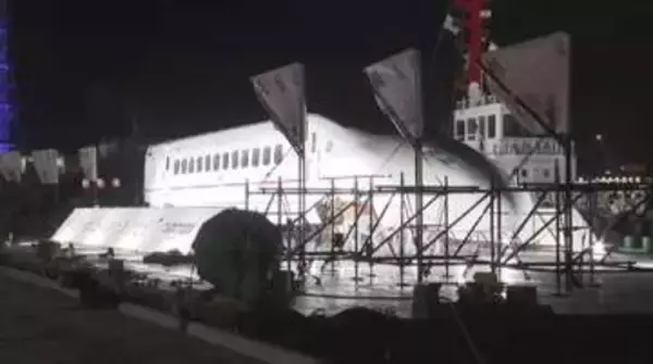 「つばめの大冒険」博多港に到着　九州新幹線が海の上を“感謝旅”　全線開業15周年で　10日から博多駅前広場で一般公開へ　福岡