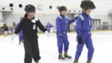 小学生を対象にスケート教室　「100回以上転んだ」「頑張ったらできそう」　冬のスポーツを体験　福岡・北九州市