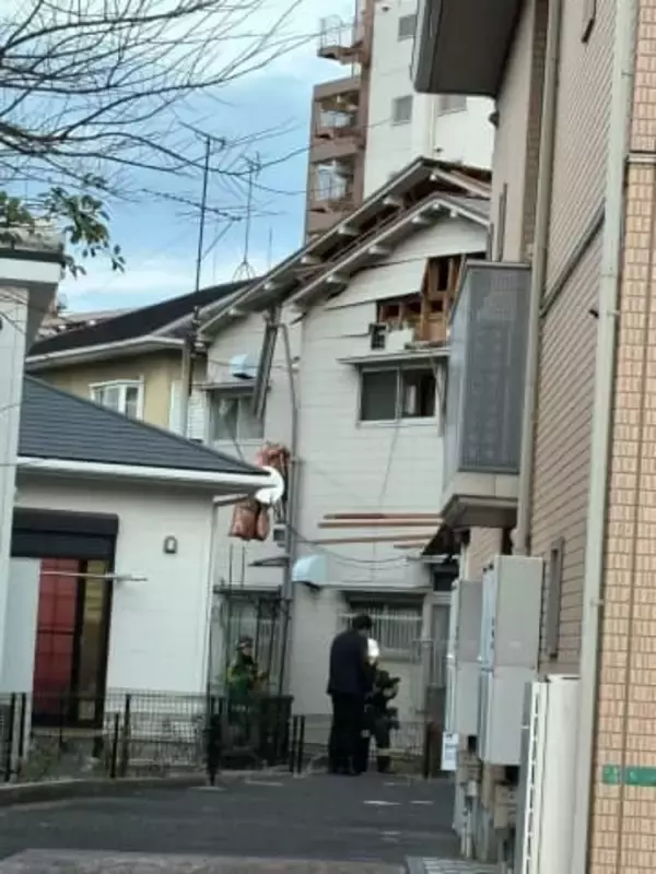 アパートでガス爆発か　屋根や外壁の一部が吹き飛ぶ　住人など2人がけが　福岡・北九州市