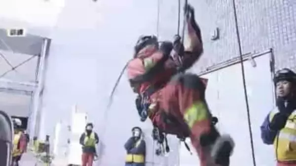 “立体駐車場で衝突し転落”…想定をその場で伝達し実践的に　福岡市消防局が大規模な救助訓練　2日間で約130人参加