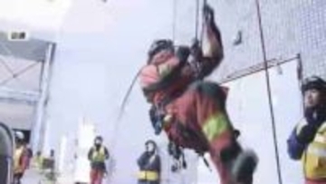 “立体駐車場で衝突し転落”…想定をその場で伝達し実践的に　福岡市消防局が大規模な救助訓練　2日間で約130人参加