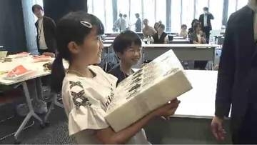 ずっしり「1億円の重み」実感　夏休みの小学生が銀行の仕事体験　紙幣の「縦よみ」「横よみ」にもチャレンジ　福岡・北九州市