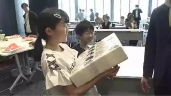 ずっしり「1億円の重み」実感　夏休みの小学生が銀行の仕事体験　紙幣の「縦よみ」「横よみ」にもチャレンジ　福岡・北九州市