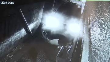 防犯カメラに事故の瞬間　車が狭い道路に入り…前方を大破　“飲酒運転”で29歳男を逮捕　福岡