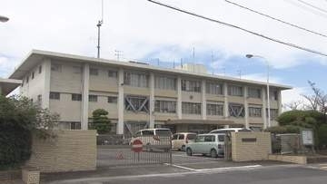 パトカーに追跡され逃走中…乗用車が対向車線にUターンしようとしてトラックと衝突　そのまま現場から立ち去る　福岡・香春町の国道